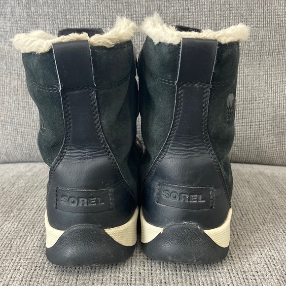 Sorel youth winter suede and leather boot size 2 - Picture 4 of 9